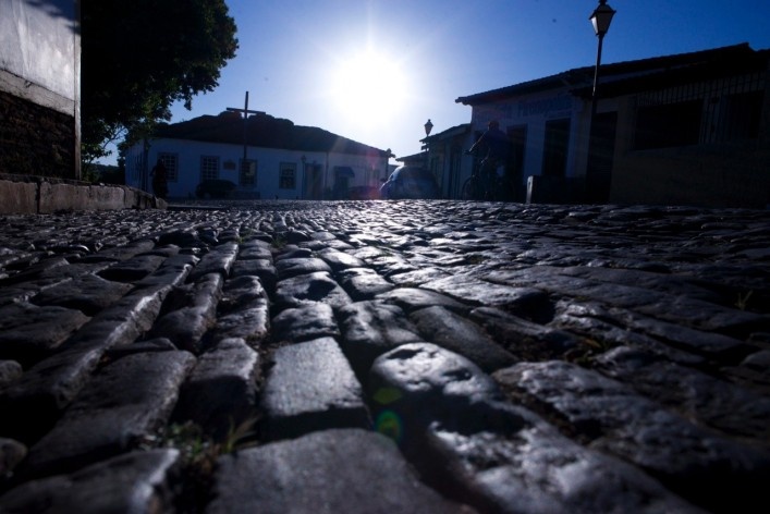 Aspecto do conjunto urbano edificado, com passeio em capistranas de quartzito e pavimentação em filetado de granito<br />Foto Fabio Lima 