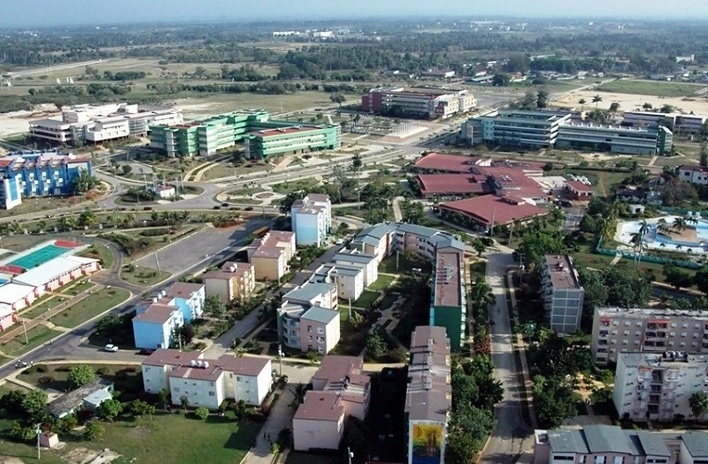 Vista aérea da UCI em 24 de maio de 2007; ao fundo, movimento de terra para construção da Praça Niemeyer<br />Foto divulgação 