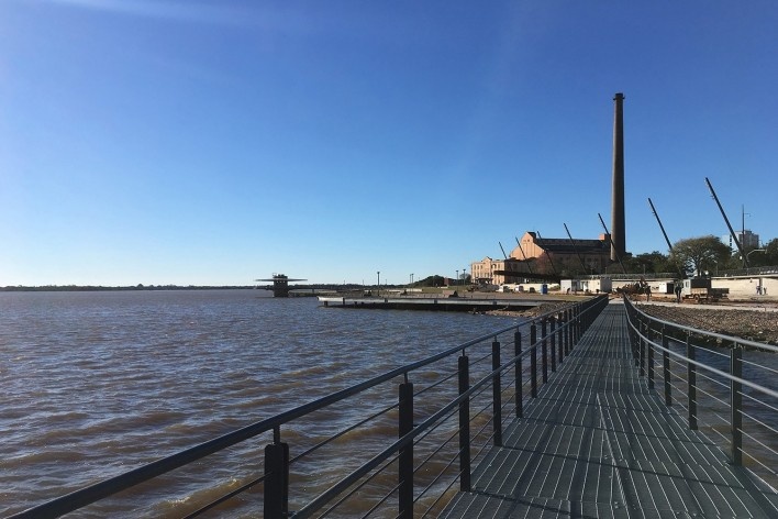 Vista da passarela para o Norte, onde estão a Usina, o restaurante e o atracadouro<br />Foto de autoria do coletivo durante a visita, julho de 2017 