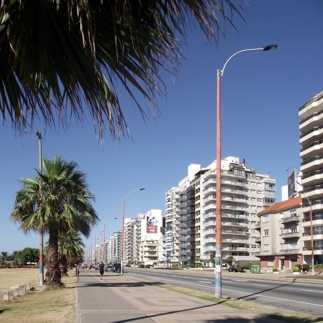 Montevidéu, a rambla que acompanha o estuário do rio da Prata<br />Foto Atalie Rodrigues Alves 