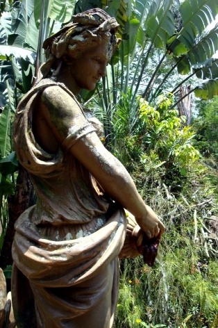 Escultura no espelho d'água "A moça da fonte"