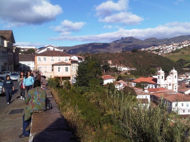 Muro de arrimo, talude com vegetação espontânea e parte baixa da cidade, com destaque para a Igreja Matriz Nossa Senhora do Pilar<br />Foto Abilio Guerra 