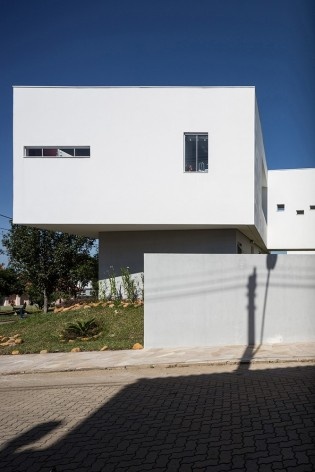 Casa 2V, Porto Alegre RS Brasil, 2013. Arquitetos Diego Brasil e Anderson Calvi / BR3 Arquitetos<br />Foto Marcelo Donadussi 