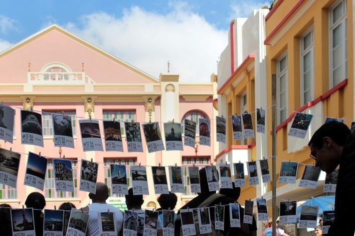 Cine-Theatro Central, ao fundo, prédio histórico do município tombado pelo Iphan, Rua Halfeld, Juiz de Fora, 30/05/2015<br />Foto David Azevedo 