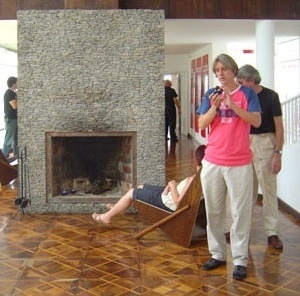 Grupo de holandeses em casa de Vilanova Artigas em Curitiba<br />Foto Paul Meurs 