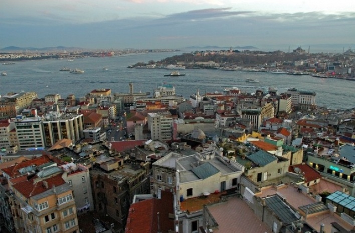 Vista diurna desde la Torre de Gálata: el Chifre de Ouro separando la región de Beyoglu (en primer plano) y Eminonu. Al fundo, a la izquierda, una parte de Estambul en el continente asiático<br />Fotos: Rogério Vilas Boas 
