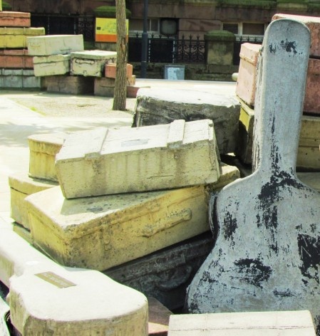Monumento em frente ao Liverpool Institute, com a representação do violão de Paul McCartney no chão, à esquerda <br />foto Ana Paula Spolon 