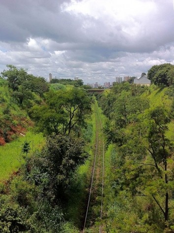 Trilho de trem, zona norte, Araraquara<br />Foto Abilio Guerra 
