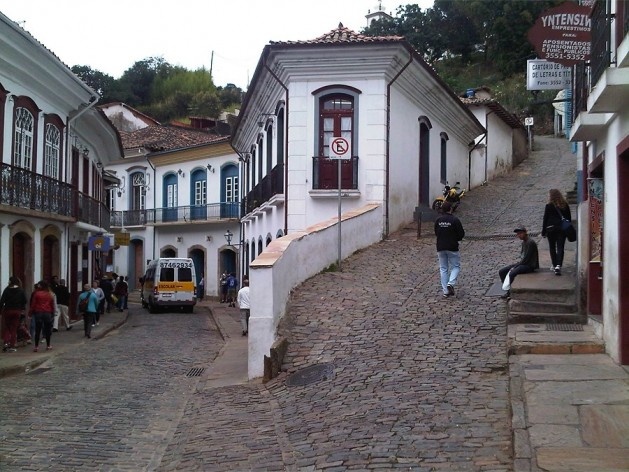 Muro de arrimo e casa fazendo a contenção do terreno da ladeira<br />Foto Abilio Guerra 