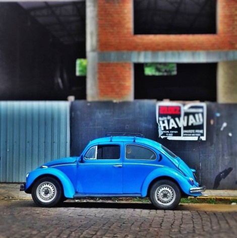 Fusca azul sobre azul II, série fotográfica “Os fuscas ofuscam”<br />Foto Fernando Mascaro 