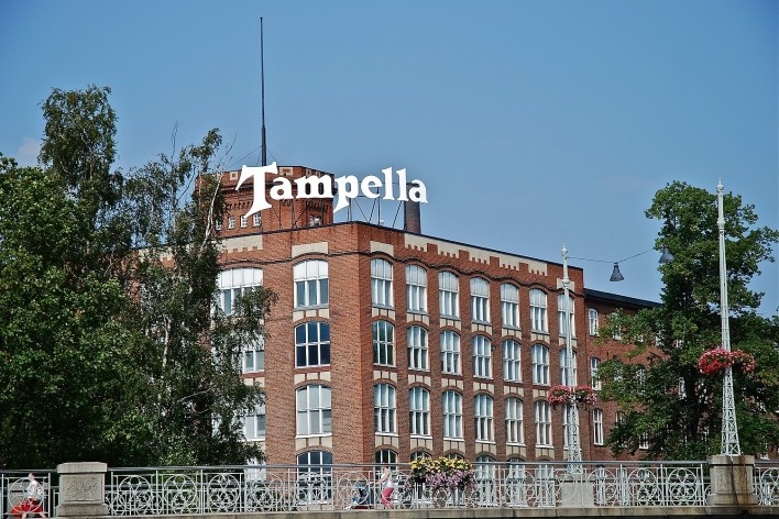 Aspecto da antiga fábrica Tampella relacionada a produção de equipamentos pesados como locomotivas e armamento militar dentre outros. Em primeiro plano detalhe de ponte sobre o rio Tammerkoski com passagem para automóveis e pedestres<br />Foto Fabio Lima 
