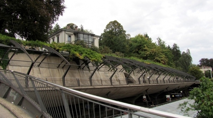 Estação Stadelhofen, promenade no nível intermediário<br />Foto Gabriela Celani 