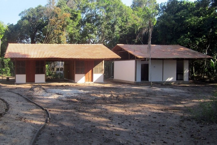 Centro Experimental Floresta Ativa - CEFA, alojamento e banheiro, RESEX Tapajó-Arapiuns PA. Arquiteta Cristina Xavier<br />Foto divulgação 