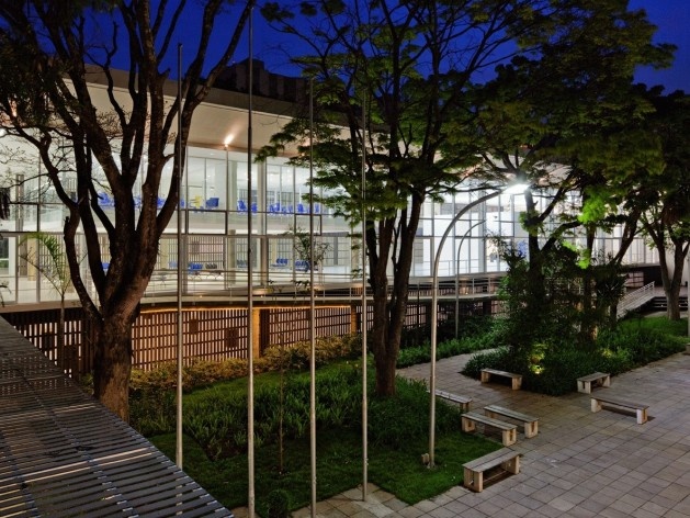 Centro de capacitação dos profissionais da educação Dra. Zilda Arns. Vista Noturna. Carolina Penna Arquitetura e Urbanismo, 2008 – 2011. São Caetano do Sul, SP - Brasil<br />foto Nelson Kon 