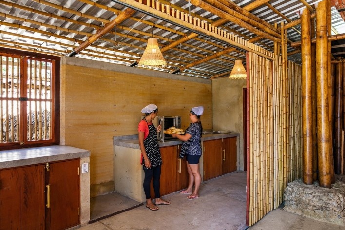 Centro comunitário Camburi, Ubatuba SP Brasil, 2018. CRU! Architects, Sven Mouton, Reintje Jacobs, Britt Christiaense e Jan Detavernier<br />Foto Nelson Kon 
