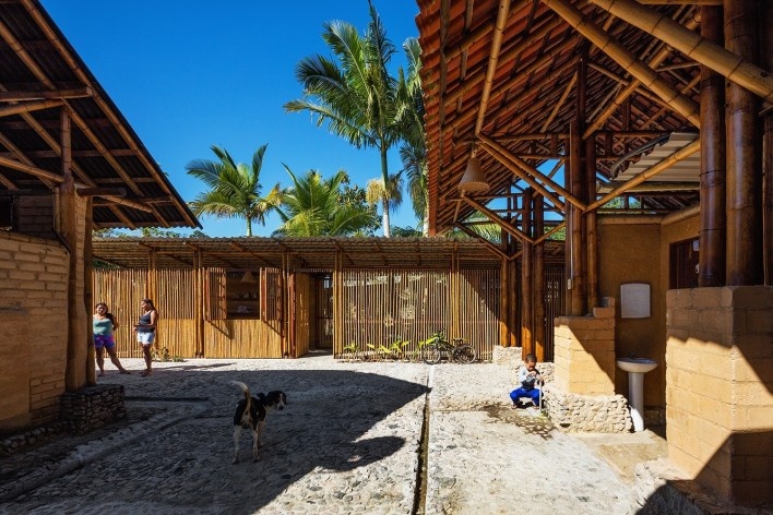 Centro comunitário Camburi, Ubatuba SP Brasil, 2018. CRU! Architects, Sven Mouton, Reintje Jacobs, Britt Christiaense e Jan Detavernier<br />Foto Nelson Kon 