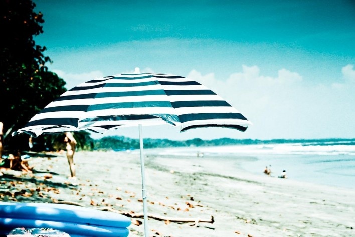 Guarda-sol na praia de Esterillos, Esterillos, Costa Rica<br />Foto Junia Mortimer 