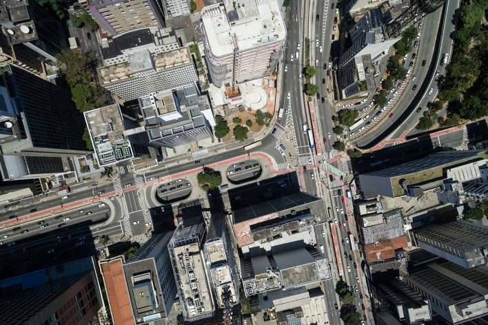 Trecho Praça do ciclista, encontro com ciclovia da Rua Itápolis e Rua da Consolação. Os estudos levaram a abertura da via exclusiva de ônibus que vem da Paulista pelo cruzamento da Consolação e, assim, diminuição do tempo de trajeto em diversas linhas.<br />Gustavo Frazão/ Shutterstock 