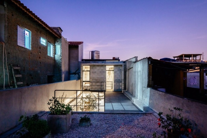 Casa Vila Matilde, terraço e dormitório, cena noturna. Terra e Tuma Arquitetos<br />Foto Pedro Kok 