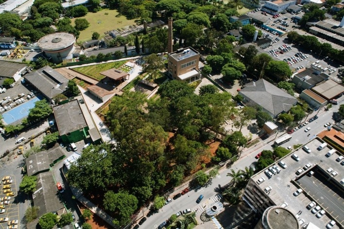 Praça Victor Civita, São Paulo, 2008. Adriana Blay Levisky e Anna Julia Dietzsch / Levisky Arquitetos Associados<br />Foto Nelson Kon 