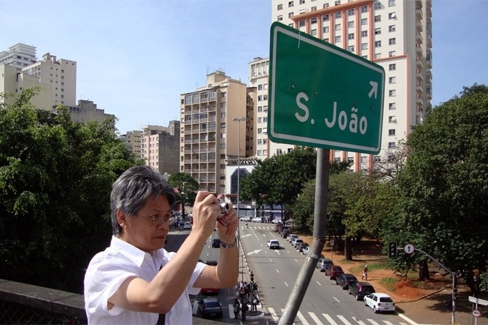 Victor Hugo Mori fotografando de cima do Minhocão<br />Foto Michel Gorski 