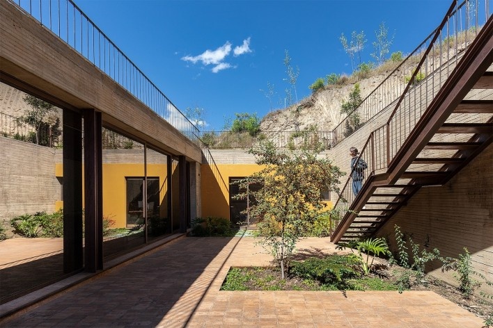 Cangahua House, Pacho Salas, Tumbaco, Ecuador, 2020. Architects Felipe Muller, Gonzalo Diez, Paola Picciallo, Alvaro Borrero and Hugo Navarrete (authors) / Diez+ Muller Arquitectos<br />Foto/photo Jag Studio 