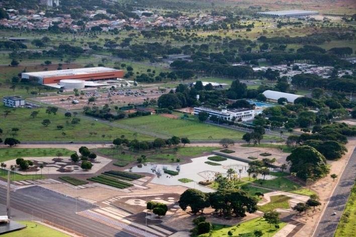 No canto inferior direito o Oratório do Soldado, projeto de Milton Ramos, referência na definição da implantação e composição volumétrica do projeto da sede da FHE (centro da foto)<br />Foto Joana França 