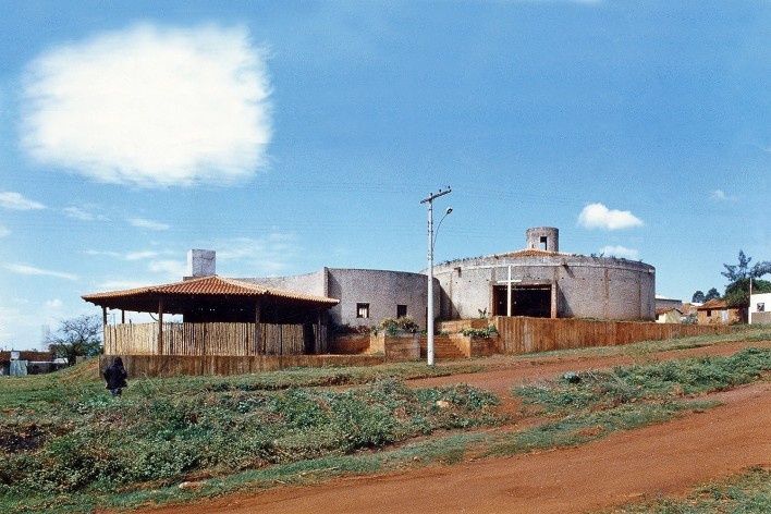 Igreja Espírito Santo do Pinhal, Uberlândia, 1976-1982. Arquiteta Lina Bo Bardi, colaboração de Marcelo Ferraz e André Vainer<br />Foto Nelson Kon 