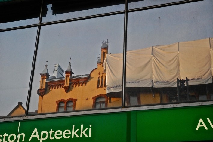 Ambiente refletido em vitrine no centro urbano, patrimônio edificado protegido<br />Foto Fabio Lima 