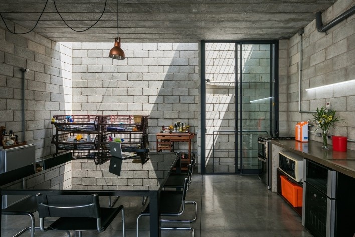 Casa Mipibu, São Paulo SP Brasil, 2015. Arquitetos Danilo Terra, Pedro Tuma e Fernanda Sakano (autores) / Terra e Tuma Arquitetos Associados<br />Foto Nelson Kon 