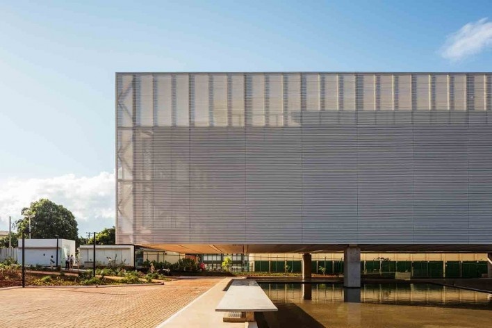 Nova sede da Confederação Nacional de Municípios – CNM, Brasília DF, 2016. Arquitetos Luís Eduardo Loiola e Maria Cristina Motta / Mira Arquitetos<br />Foto Leonardo Finotti 