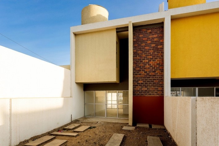 Sobrados Novo Jardim, Caruaru PE, 2016. Arquitetos Pablo Patriota, Bernardo Lopes e Mariana Caraciolo (autores) / Jirau Arquitetura<br />Foto/photo Antonio Preggo 