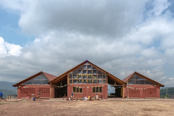 Escuela inicial y primaria Unión Alto Sanibeni, Comunidad Nativa Unión Alto Sanibeni, Pangoa, Junin, Perú, 2019. Arquitectos Marta Maccaglia, Raúl Arancibia, Giulia Perri y Susanna Olivieri / Asociación Semillas para el Desarrollo Sostenible<br />Foto Eleazar Cuadros 