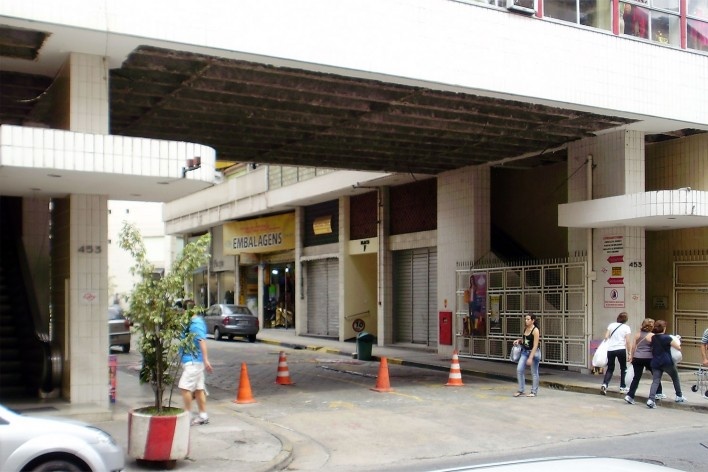 Centro Comercial do Bom Retiro, entrada da rua Ribeiro de Lima, São Paulo. Arquiteto Lucjan Korngold<br />Foto Abilio Guerra 