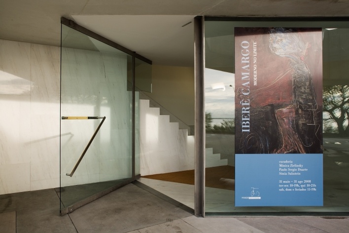 Sede da Fundação Iberê Camargo, acesso principal. Arquiteto Álvaro Siza, 2008<br />Foto Nelson Kon 