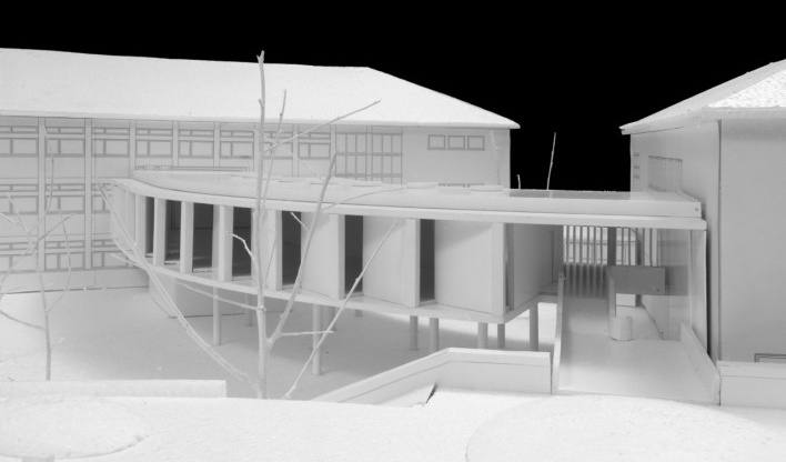 Vista do corpo da nova biblioteca a partir do campo de jogos. Maquete de trabalho<br />Foto Laura Castro Caldas & Paulo Cintra 