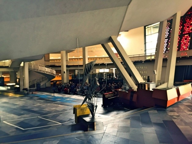 Filarmônica de Berlim, foyer, arquiteto Hans Scharoun. Detalhe para o ensaio do coral sob os planos inclinados da plateia<br />Foto Fabiano Borba Vianna, 2016 