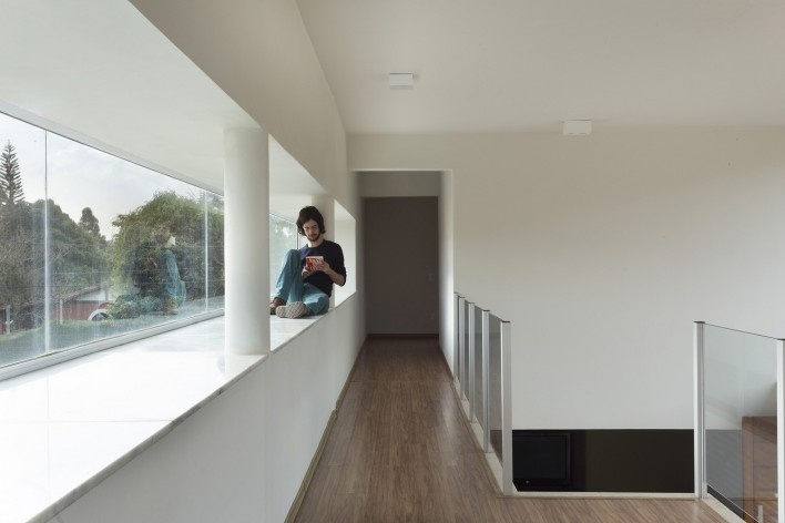 Casa vale do sol, corredor e janela lateral. Marcos Franchini<br />foto Gabriel Castro 