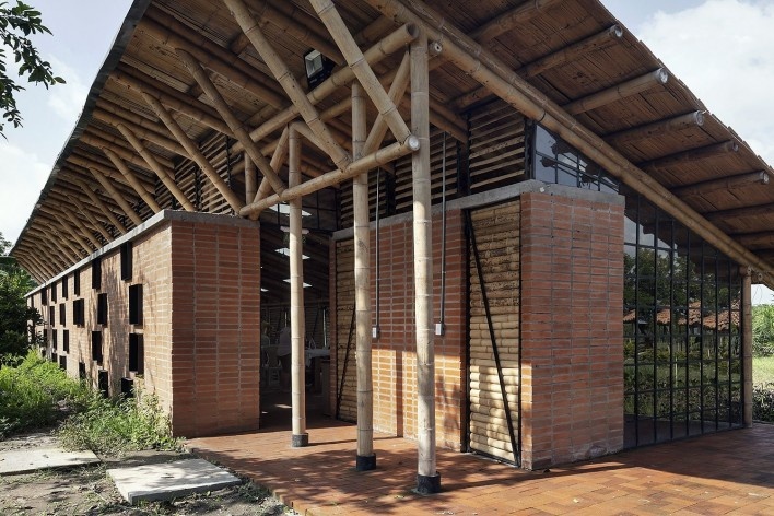 Taller de Confección Amairis, San Isidro, Colombia. Taller Ruta 4<br />Foto Federico Cairoli 