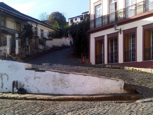 Muro de arrimo fazendo a contenção do terreno da ladeira<br />Foto Abilio Guerra 