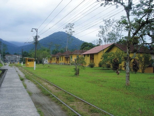 Bertioga, residências da Vila de Itatinga à direita e usina ao fundo<br />Foto Denise Fernandes Geribello, mar. 2003 