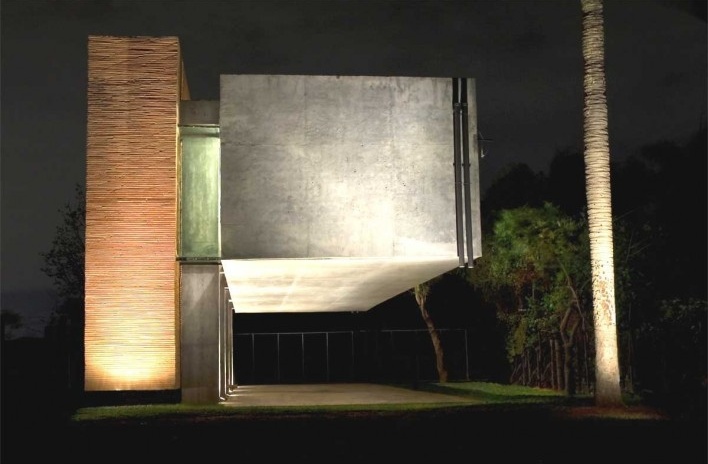 Casa en el aire. Imagen frontal nocturna. Sergio Fanego, Larissa Rojas, Miguel Duarte. Luque, Paraguay. 2008-2010.