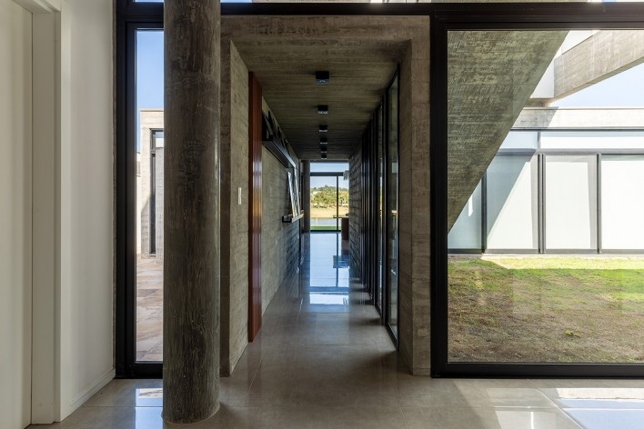 House TR1215, Porto Alegre RS Brasil, 2019. Architects Diego Brasil and Anderson Calvi / BR3 Arquitetos<br />Foto/photo Marcelo Donadussi 