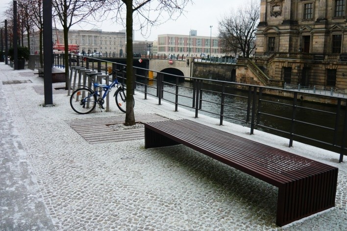 Bicicleta estacionada na região da Ilha dos Museus de Berlim. Berlim, Alemanha, dezembro 2009<br />Foto Francisco Alves 