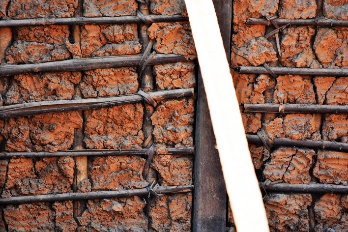 Parede externa de pau a pique com amarração em fibra vegetal, sendo que as ranhuras no barro são as marcas dos dedos do construtor anônimo, Rua Direita, Mariana MG, 2016<br />Foto Elio Moroni Filho 