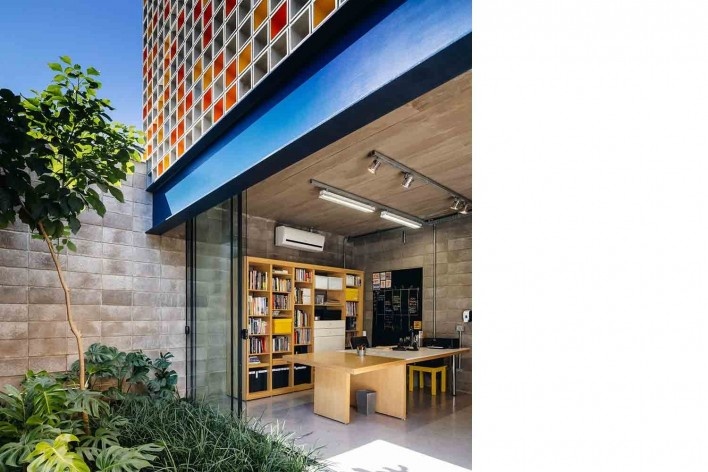 Casa-ateliê da Vila Charlote, vista fundos da estrutura metálica e cobogós, Presidente Prudente SP, arquiteta Cristiana Pasquini<br />Foto Pedro Kok 