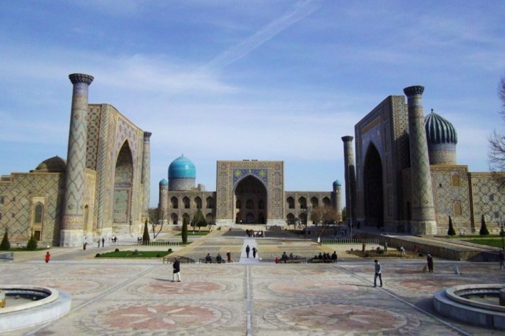 Aspecto atual do Registan. Em primeiro plano, as fontes e o piso em mosaicos florais, seguidos do coração da praça, com áreas ajardinadas e diversos pisos de revestimento. A madraça Tila-Kari está ao fundo. A madraça de Ulugbek, à esquerda e a Sher-Dor, à<br />Foto José Júlio Rodrigues Vieira 