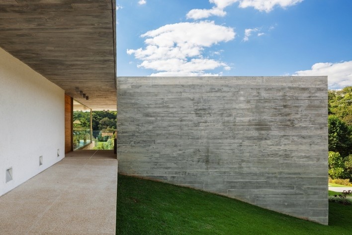 Residência LG, Bragança Paulista SP Brasil, 2014. Arquitetos Henrique Reinach e Maurício Mendonça (autores)/ Reinach Mendonça Arquitetos Associados<br />Foto/ photo Nelson Kon 