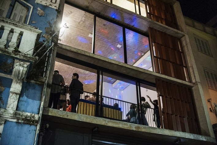 Edifício Condessa, abertura de uma exposição no projecspace Bronze, Porto Alegre RS Brasil, 2018. Arquitetos Cristiano Lindenmeyer Kunze e Nathalia Cantergiani Fagundes de Oliveira (autores) / Cantergiani + Kunze Arquitetos<br />Foto Thiéle Elissa 