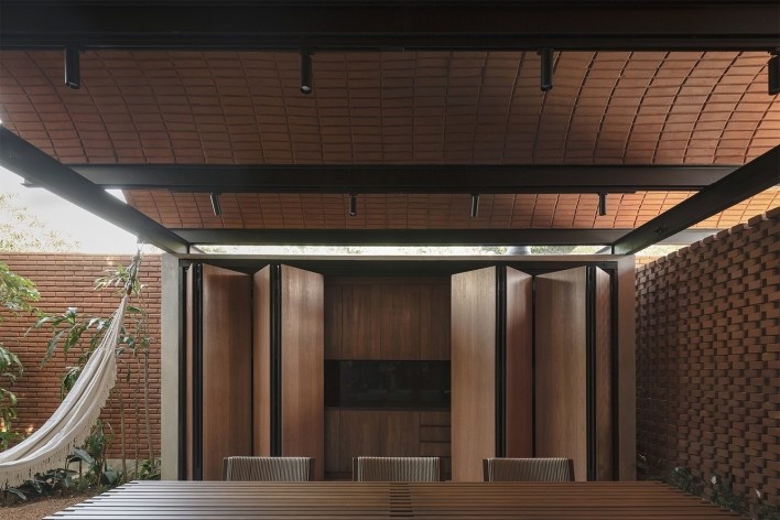 Casa Intermedia, Assunção, Paraguai, 2021. Arquitetos Horacio Cherniavsky, Viviana Pozzoli, Gabriela Ocampos, Franco Pinazzo e Rolph Vuyk (autores) / Equipo de Arquitectura<br />Foto Frederico Cairoli 